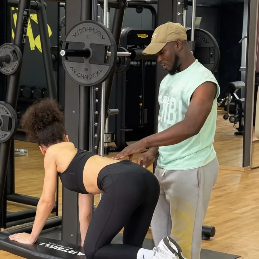 Coach Mathieu accompagnant une cliente en salle de sport